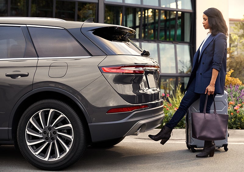 A woman with her hands full uses her foot to activate the available hands-free liftgate. | Parkway Lincoln in Dover OH