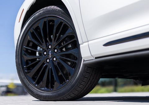 The stylish blacked-out 20-inch wheels from the available Jet Appearance Package are shown. | Parkway Lincoln in Dover OH