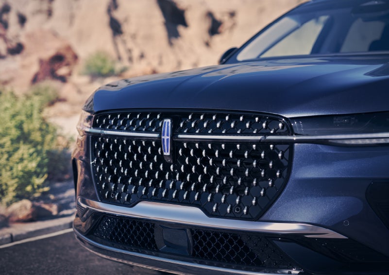 The stylish grille of a 2024 Lincoln Nautilus® SUV sparkles in the sunlight. | Parkway Lincoln in Dover OH